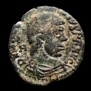 *Lucernae* Magnencio. Æ Maiorina de estilo barbaro. GLORIA ROMANORVM / RPLG - Picture 1 of 3