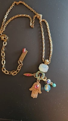 Collar colgante Mariana. Cristales pastel colgantes de Hamsa Foto 1 de 4