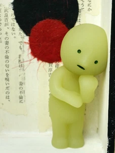 AUTHENTISCH Smiski Living Serie DENKEN KOSTENLOSER VERSAND US-Verkäufer leuchten im Dunkeln 2018 - Bild 1 von 6