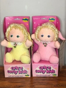 AmToy Cute•n•Curly Plüschpuppe Rosa & Gelb Babypuppen *Neu im Originalkarton* - Bild 1 von 8