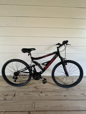 Bicicleta híbrida Hyper SpinFit - negra/roja Foto 1 de 2