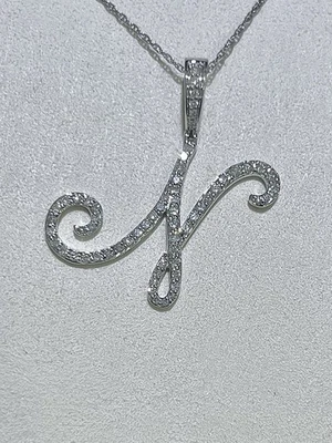 Colgante con inicial “N” de diamantes pavé en oro blanco Foto 1 de 3