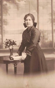 Mujer posando con libro Robert Lyttle, Belfast Irlanda del Norte de colección RPPC - Imagen 1 de 2