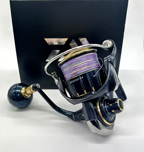 CARRETE GIRATORIO DAIWA 23 Saltiga 6000-H relación de transmisión 5,7:1 con caja en stock - Imagen 1 de 17
