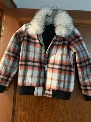 Chaqueta a cuadros Tommy Hilfiger para niñas con cuello de piel sintética Foto 1 de 4