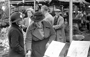 Shoppers at the green grocers stall in Kingston Market Circa 1936 Old Photo - Foto 1 di 1