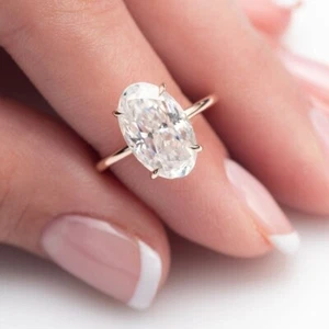 Anillo de compromiso solitario moissanita de corte ovalado incoloro de 2,72 quilates/oro rosa de 10 K - Imagen 1 de 4