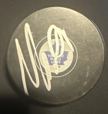 Disco con logotipo de hojas de arce de Toronto firmado por Nazem Kadri Foto 1 de 3