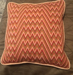 Vintage Handarbeit gehäkelt Dekokissen braun rosa Rechteck Chevron Garn Boho - Bild 1 von 4