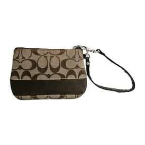 Cartera de muñeca Coach Signature pequeña con logotipo marrón con cremallera superior - Imagen 1 de 15