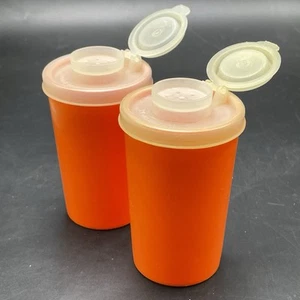 2 orange Tupperware Streuer Gewürze Salz Pfeffer #102 mit klaren Deckeln Vintage - Bild 1 von 7