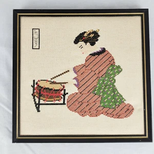 Kimono rosa geisha punto de cruz enmarcado acabado vintage tocando una imagen de batería - Imagen 1 de 5