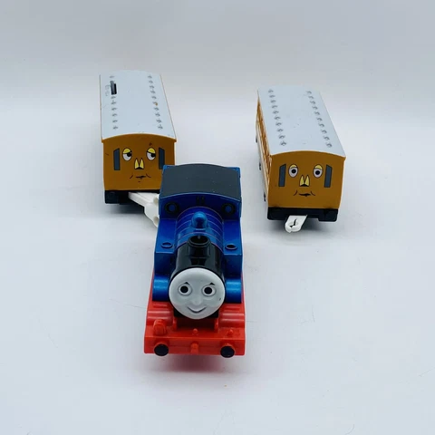 TOMY Trackmaster Steam Along Thomas Train 2005 Motorized working Annie Clarabel Cover