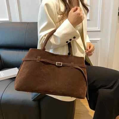 Bolso de mano informal grande de gamuza sintética lisa diseño decorativo con hebilla para mujer Foto 1 de 4