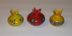 Speckstein runde Katzen rot & gelb Figur Handarbeit Kenia handgeschnitzt Kenianer 2" - Bild 1 von 9