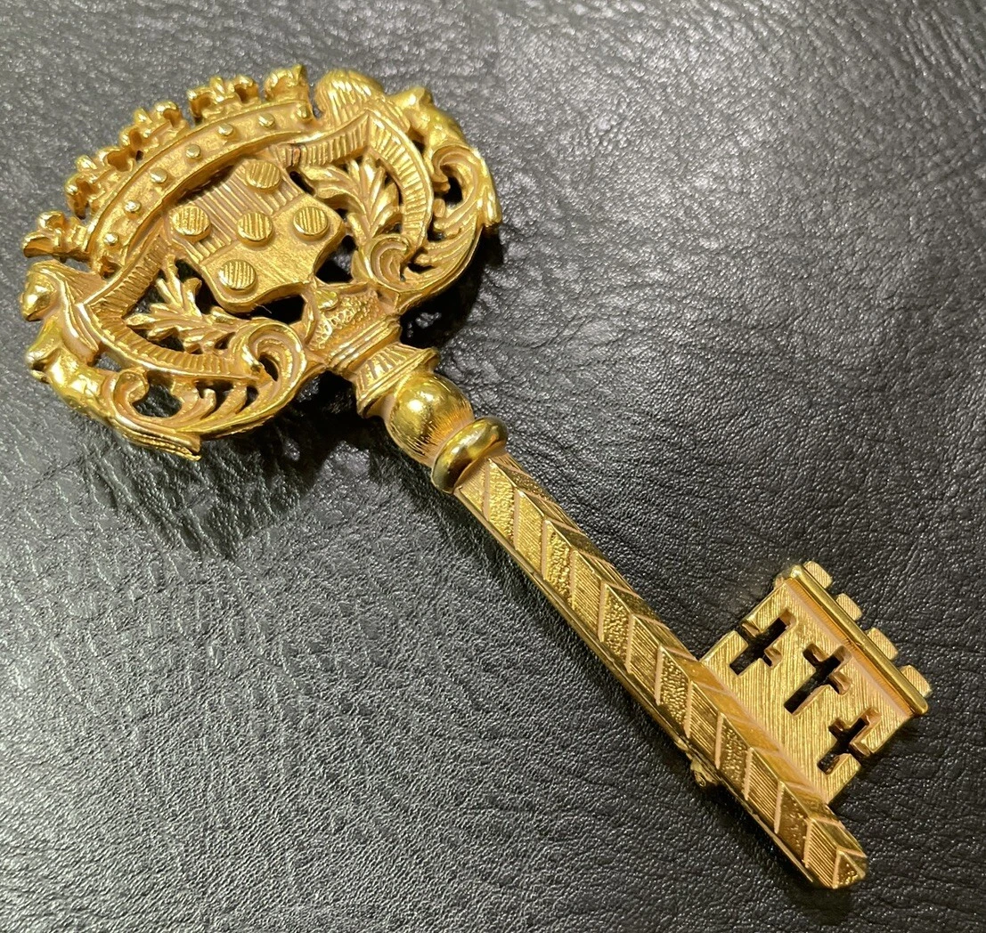 Ben Amun Indiana Vintage Designer Costume Pins & Brooches for sale