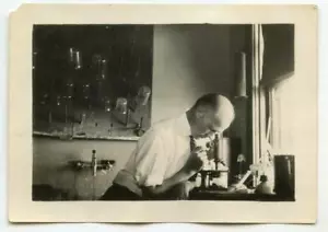 Vintage 20er Jahre Foto Mann schaut durch ein Mikroskop Laborgerät - Bild 1 von 1