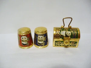 THIMBLESET OF 2 VINTAGE BRASS & CLOISONNE PANDA BEARS & ONE PANDA CHEST - Picture 1 of 6
