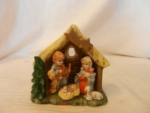 Bemalte Keramik Krippenfigur, Jesus, Maria Josef im Stall mit Lamm #22 - Bild 1 von 4