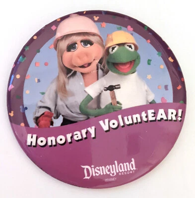 Botão Honorário VoluntEAR Disneyland Muppets Caco Sapo Miss Piggy Pin Botão - Imagem 1 de 3