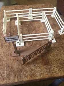 Vintage Britains Farm 8 x White Fences - and opening gate with sign 1/32 Scale - Picture 1 of 3