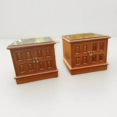 Par de mesas auxiliares modernas de nogal macizo de mediados de siglo con tapas Starburst Foto 1 de 4