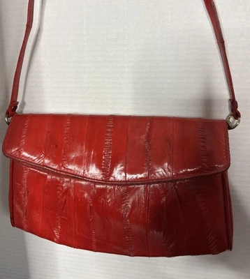 Bolso sin asas de piel de anguila años 70-80 bandolera roja vintage Corea Foto 1 de 4