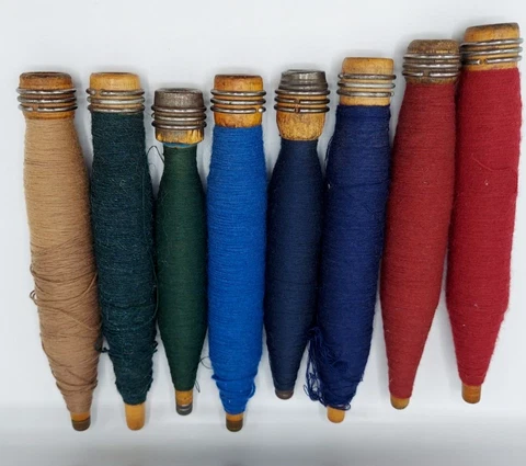 VINTAGE ANTIQUE LOT OF  8 WOODEN WEAVING  SPOOL PIN BOBBINS WITH THREAD Cover