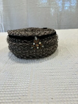 Sombrero Pastillero Miss Net Moderno De Colección con Broche Joyado y Cinta de Terciopelo Acento Foto 1 de 4