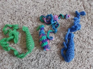 NEU - 3 handgefertigte gehäkelte Katzenspielzeug Fische mit Katzenminze und Schlüsselbändern - Bild 1 von 3