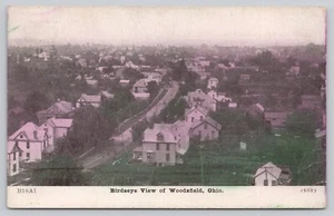 Vista de pájaro de Woodsfield Ohio postal casas paisaje escena parte posterior dividida - Imagen 1 de 2