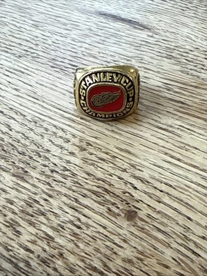 Vtg Replica Gold Tone Sz 8 Detroit Red Wings Stanley Cup Ring 1997 - Image 1 of 4