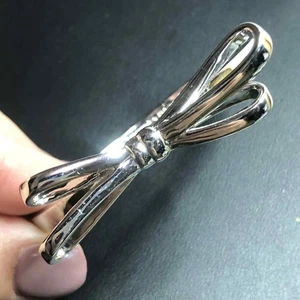 6338 Kate Spade Love Notes Bow Hinged Bangle Silvertone - Picture 1 of 3