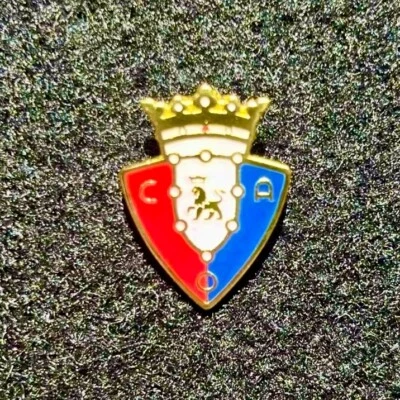 PIN DE SOLAPA DE CLUB DE FÚTBOL/FÚTBOL OSASUNA DIFÍCIL DE ENCONTRAR CON BOLSA DE ALMACENAMIENTO PLATEADA DE BONIFICACIÓN Foto 1 de 2