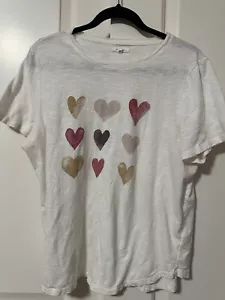 MAURICES kurzärmliges grafisches T-Shirt - Damengröße 0X - weiß - Herzmuster - süß! - Bild 1 von 5