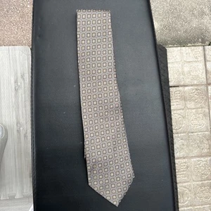 DONALD J. TRUMP MEN'S TIE BEIGE/GEOMETRIC Width: 3.7/8" Length: 59" - Picture 1 of 5