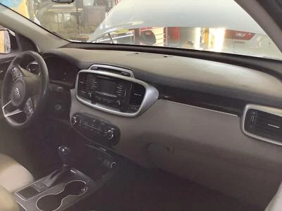 Used Dashboard Panel fits: 2016 Kia Sorento w/center speaker Grade A - Imagem 1 de 4