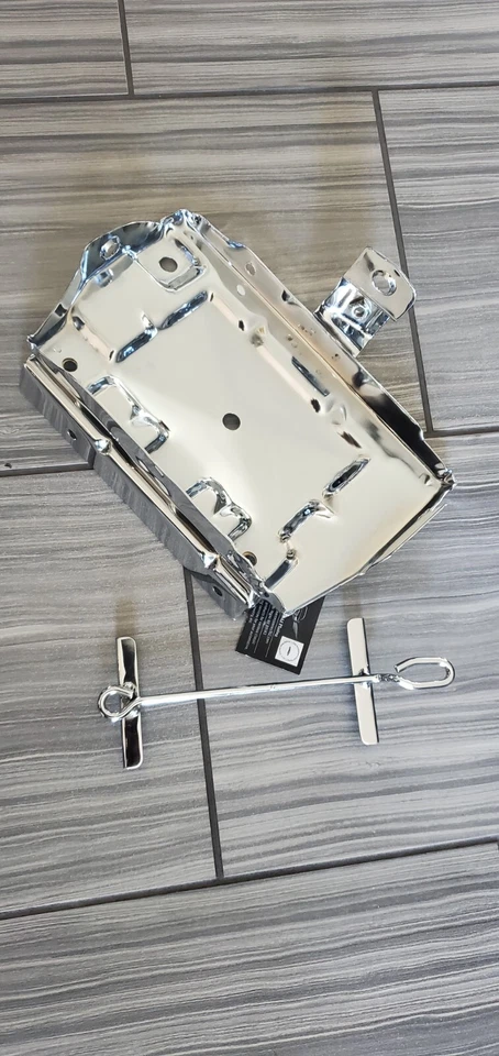 Bandeja de batería triple cromada Impala 63 y sujeción con pernos en J Foto 1 de 1