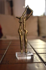 SCULTORE GRECO YANNI SOUVATZOGLOU SCULTURA MODERNA BRONZO COPPIA DI AMANTI - Foto 1 di 12