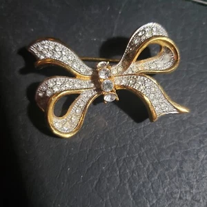 Savvy By Swarovski Gold Tone Bow Brooch Pin - Picture 1 of 6
