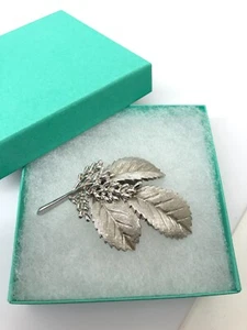 Vintage Krone Trifari Brosche Anstecknadel silberfarben Blätter Beeren Spray Urlaub - Bild 1 von 5