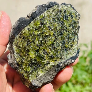 430 g raro esemplare peridoto verde grezzo olivina e cristallo di basalto verde non tagliato - Foto 1 di 9