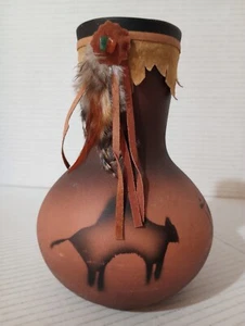 Red Clay Indian Pottery Vase With Leather Band And Feathers 7" - Bild 1 von 8