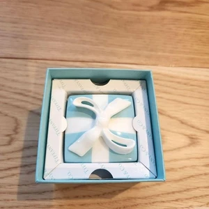 TIFFANY & CO Mini Fiocco Blu Trinket Confezione Regalo Nastro Porcellana 5 x 5 x 4 cm da Jp - Foto 1 di 3