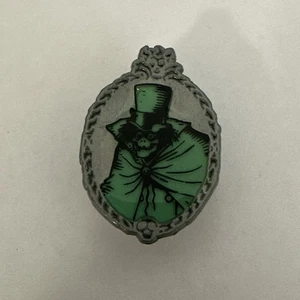 Hutschachtel Geist Skelett Disney Haunted Mansion LEUCHTET IM DUNKELN Vintage Zinn Pin - Bild 1 von 3
