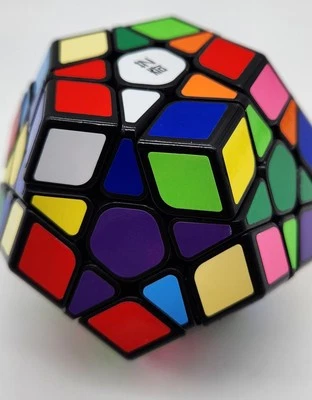 12 Sided QiYi Megaminx QiHeng Speed Cube Magic Twist 3D Puzzle Brain Teaser - Image 1 of 4
