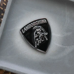 Emblema adhesivo escudo 3D Lamborghini - insignia Lambo negra y cromada de 2,5" x 2,5" - Imagen 1 de 14