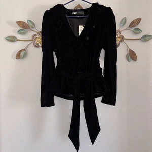 Zara Damen Schwarz Samt Blazer Rüschen Ausschnitt Goldknöpfe Größe XS Neu mit Etikett - Bild 1 von 8