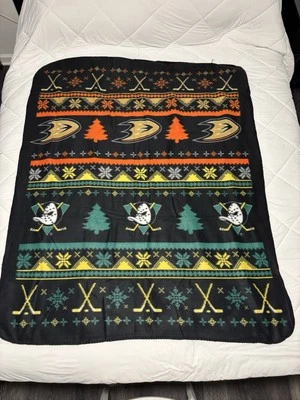 NUEVO SIN ETIQUETAS Anaheim Mighty Ducks Doble Logo Navidad Manta 59” x 46.5” Ventilador NHL Foto 1 de 4