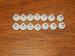 King Oil VTG 1974 Milton Bradley Board Game 14 WHITE Player Caps - Imagen 1 de 3